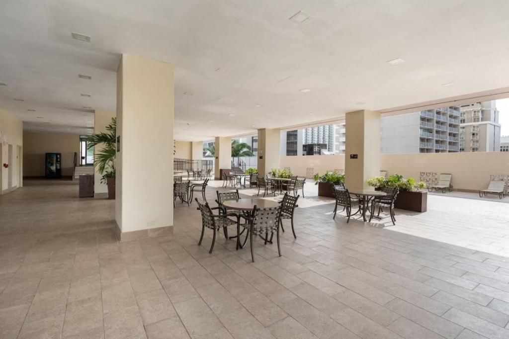 Heart Of Waikiki,1Bdrm,Free Parking, Wifi,No Resort Fees,Youtube,Netflix ! Honolulu Eksteriør bilde